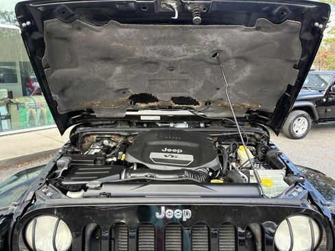 Used 2014 Jeep Wrangler Unlimited Sahara w/ Connectivity Group image 33