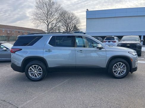 Used 2023 Chevrolet Traverse LT image 8