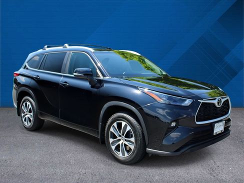 Used 2023 Toyota Highlander XLE AWD/4WD image 2