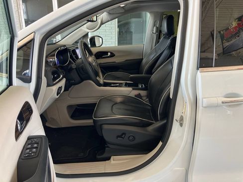 Used 2023 Chrysler Pacifica Limited FWD image 7