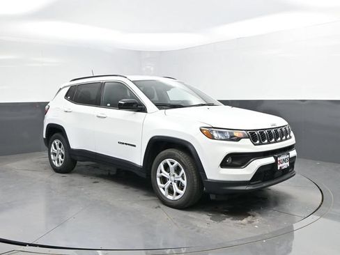 Used 2024 Jeep Compass Latitude AWD/4WD image 4