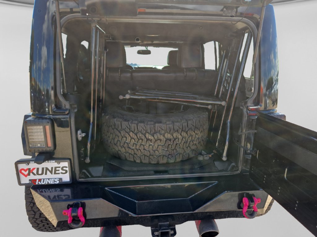 Used 2018 Jeep Wrangler Unlimited Sahara AWD/4WD image 30