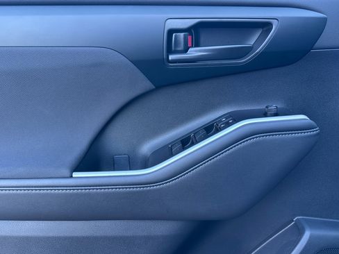 Used 2025 Toyota Highlander LE image 11