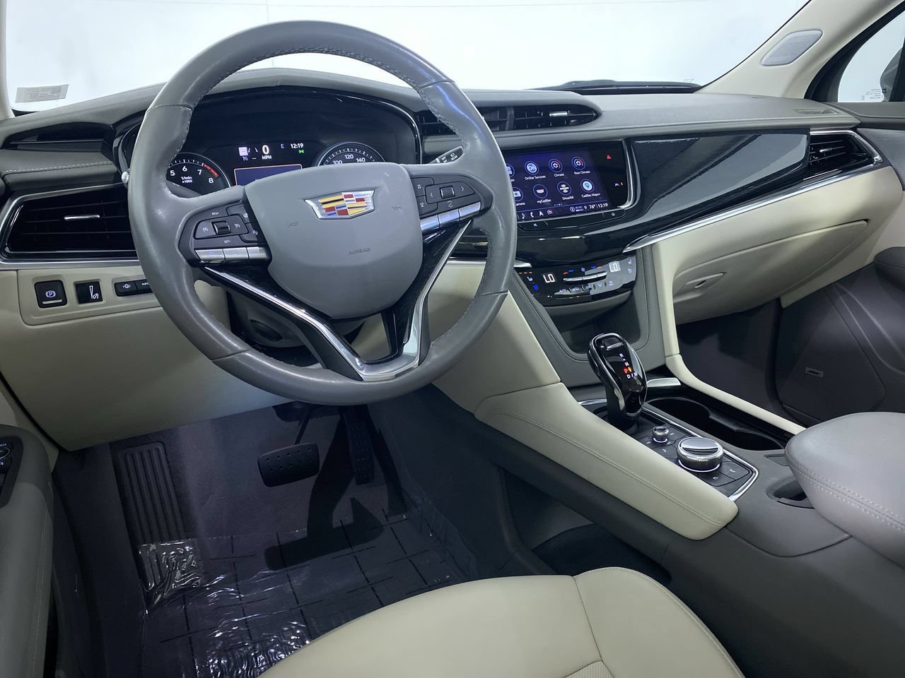 Used 2024 Cadillac XT6 Premium Luxury w/ Technology Package FWD image 2