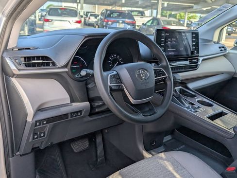 Used 2021 Toyota Sienna LE FWD image 4