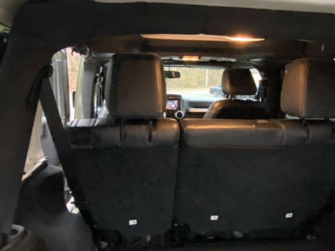 Used 2015 Jeep Wrangler Unlimited Rubicon w/ Connectivity Group AWD/4WD image 43