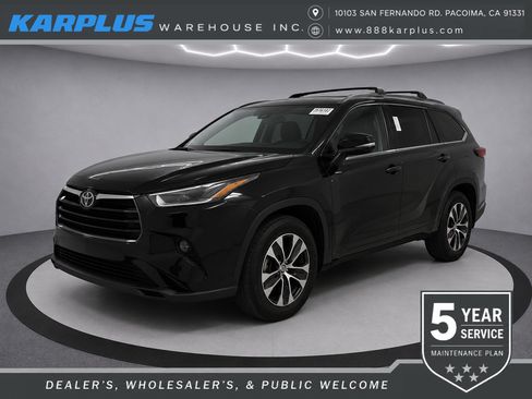 Used 2024 Toyota Highlander XLE FWD image 1