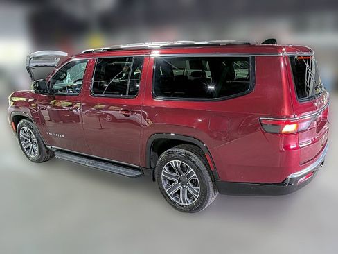 Used 2024 Jeep Wagoneer L Series II w/ Flexible Seating Group AWD/4WD image 13
