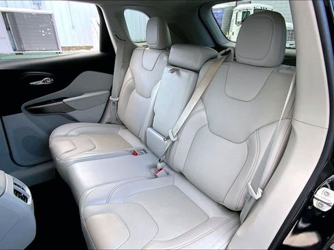 Used 2020 Jeep Cherokee Limited image 21