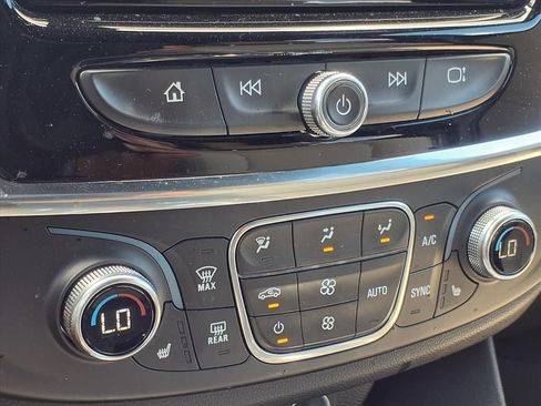 Used 2022 Chevrolet Traverse LT FWD image 15