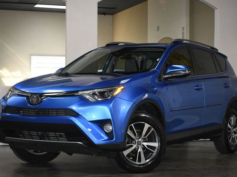 Used 2018 Toyota RAV4 XLE image 4