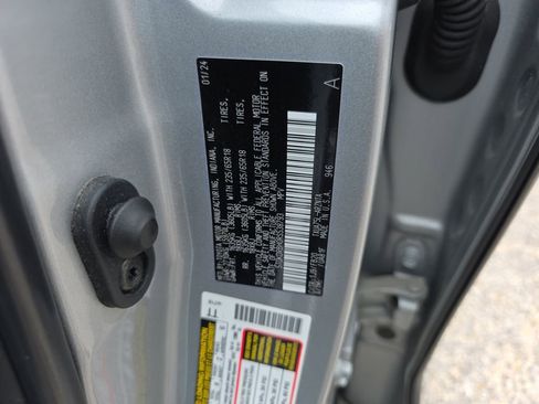 Used 2024 Toyota Highlander LE AWD/4WD image 40