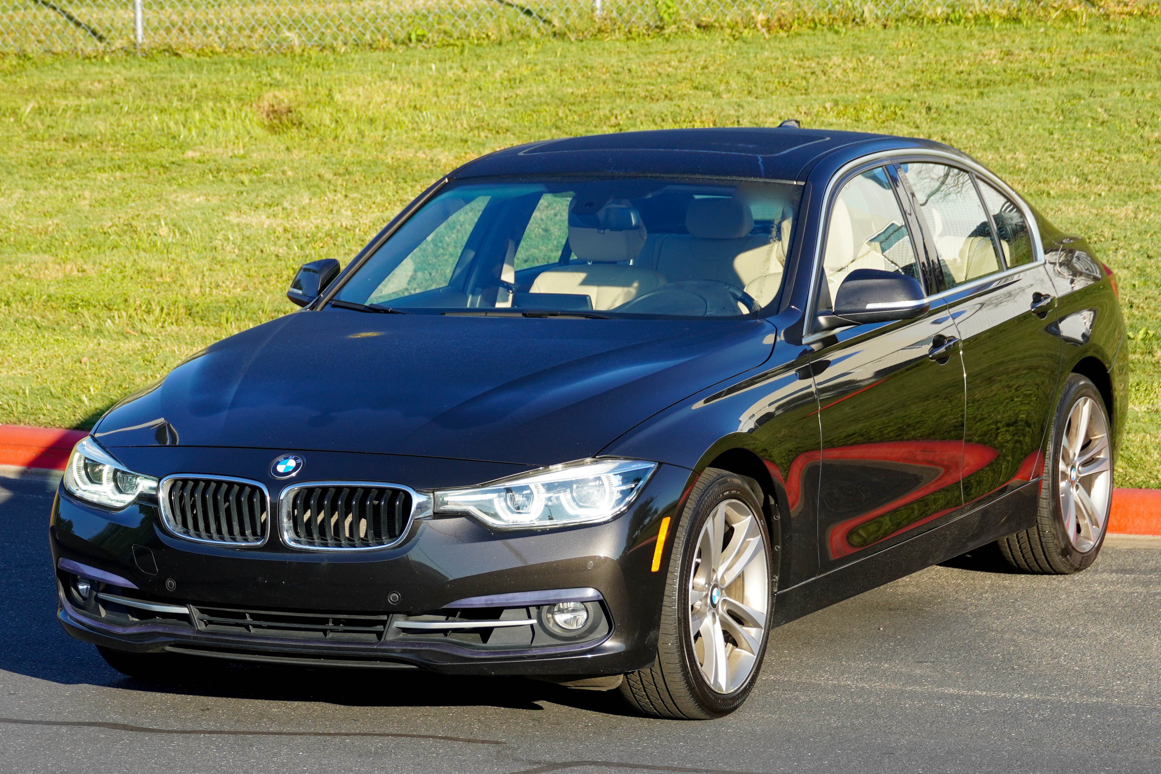 Used 2017 BMW 330i xDrive Sedan AWD/4WD image 5