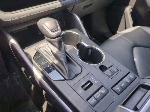 Used 2021 Toyota Highlander XLE AWD/4WD image 23