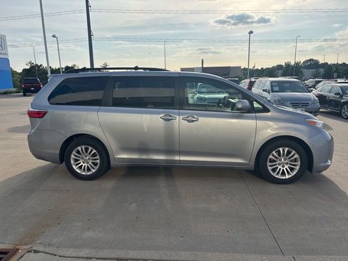 Used 2015 Toyota Sienna XLE Premium FWD image 4