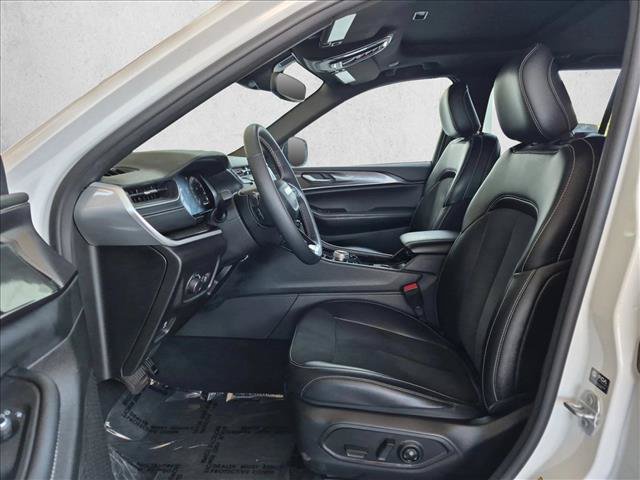 Used 2023 Jeep Grand Cherokee Altitude AWD/4WD image 16