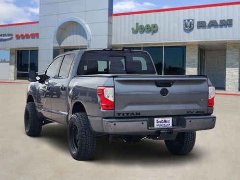 Used 2018 Nissan Titan SV w/ SV Convenience Package image 4