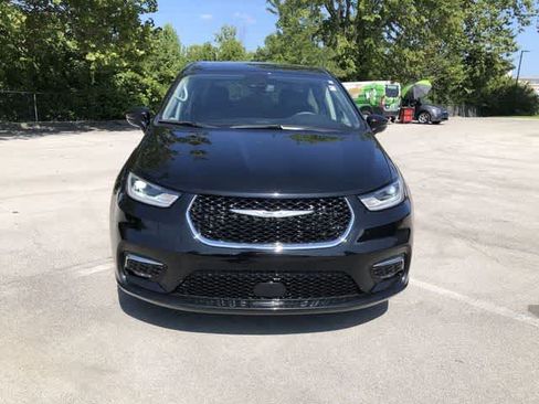 Certified 2024 Chrysler Pacifica Touring-L FWD image 9