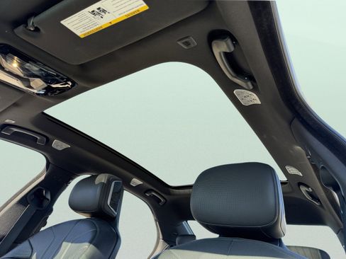 Used 2023 BMW 740i image 9