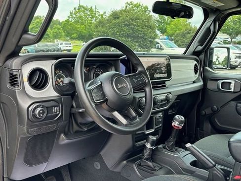 Used 2024 Jeep Gladiator Sport AWD/4WD image 16