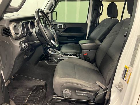 Used 2020 Jeep Gladiator Overland image 4
