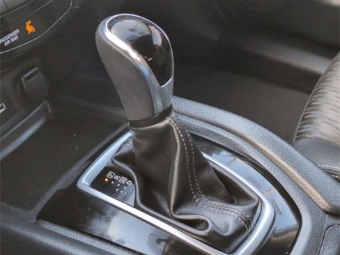 Used 2018 Nissan Rogue SV w/ Premium Package image 16