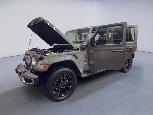 Used 2021 Jeep Wrangler Unlimited Sahara w/ Dual Top Group image 10