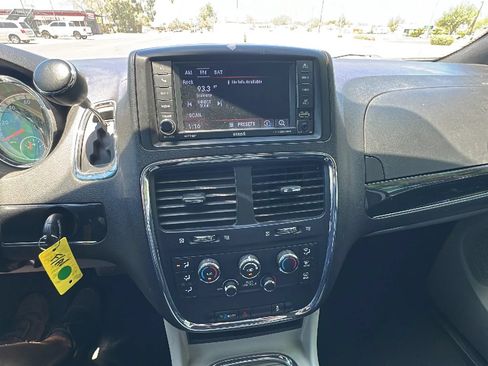 Used 2018 Dodge Grand Caravan SXT FWD image 9