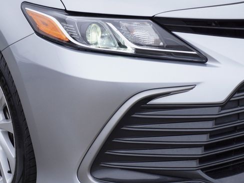 Used 2022 Toyota Camry LE image 3