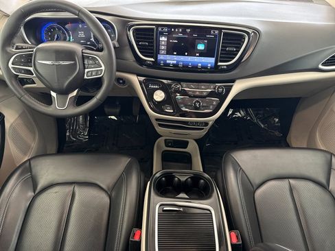 Used 2023 Chrysler Pacifica Touring-L image 12