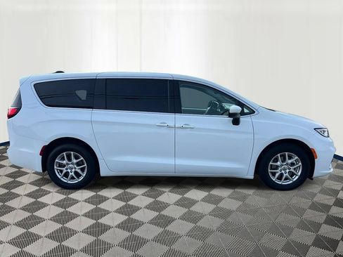 Used 2023 Chrysler Pacifica Touring-L FWD image 6