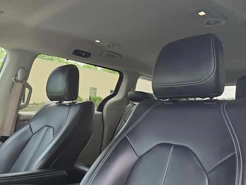 Used 2023 Chrysler Pacifica Touring-L FWD image 9