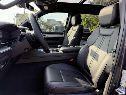 New 2025 Jeep Wagoneer L Series II image 14