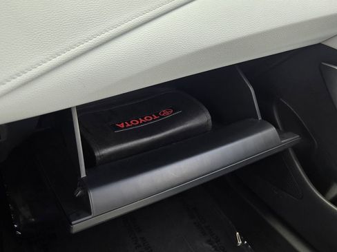 Used 2025 Toyota Corolla SE w/ SE Premium Package image 24