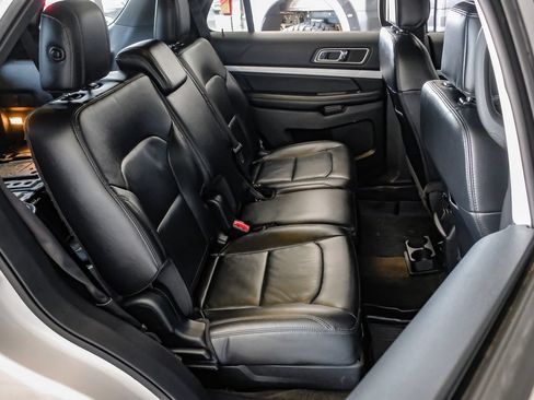 Used 2017 Ford Explorer XLT w/ Equipment Group 202A FWD image 32