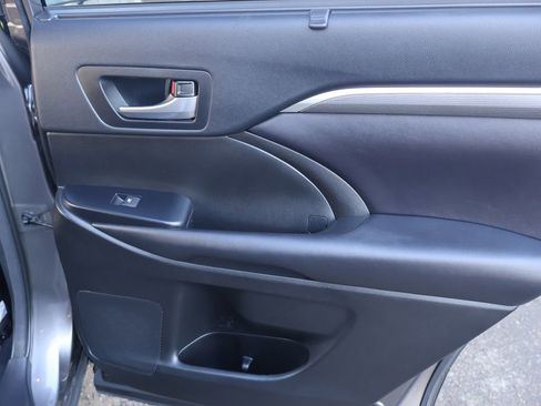 Used 2018 Toyota Highlander SE image 31