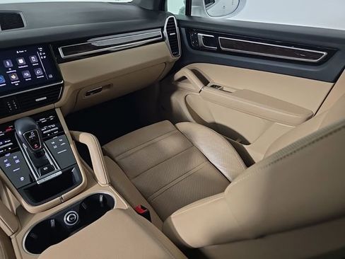 Certified 2023 Porsche Cayenne Platinum Edition image 24