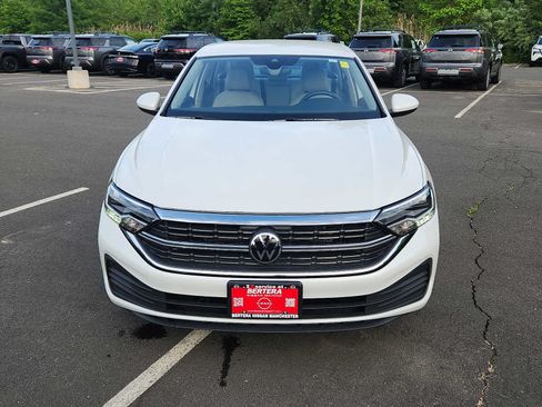 Used 2024 Volkswagen Jetta SE FWD image 2