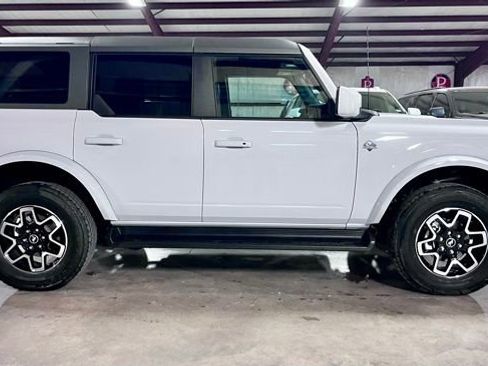 Used 2025 Ford Bronco Outer Banks AWD/4WD image 2