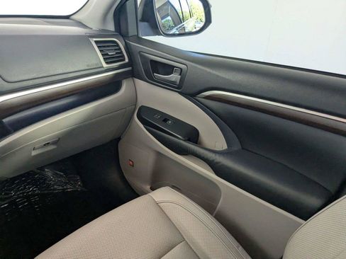 Used 2016 Toyota Highlander Limited FWD image 40