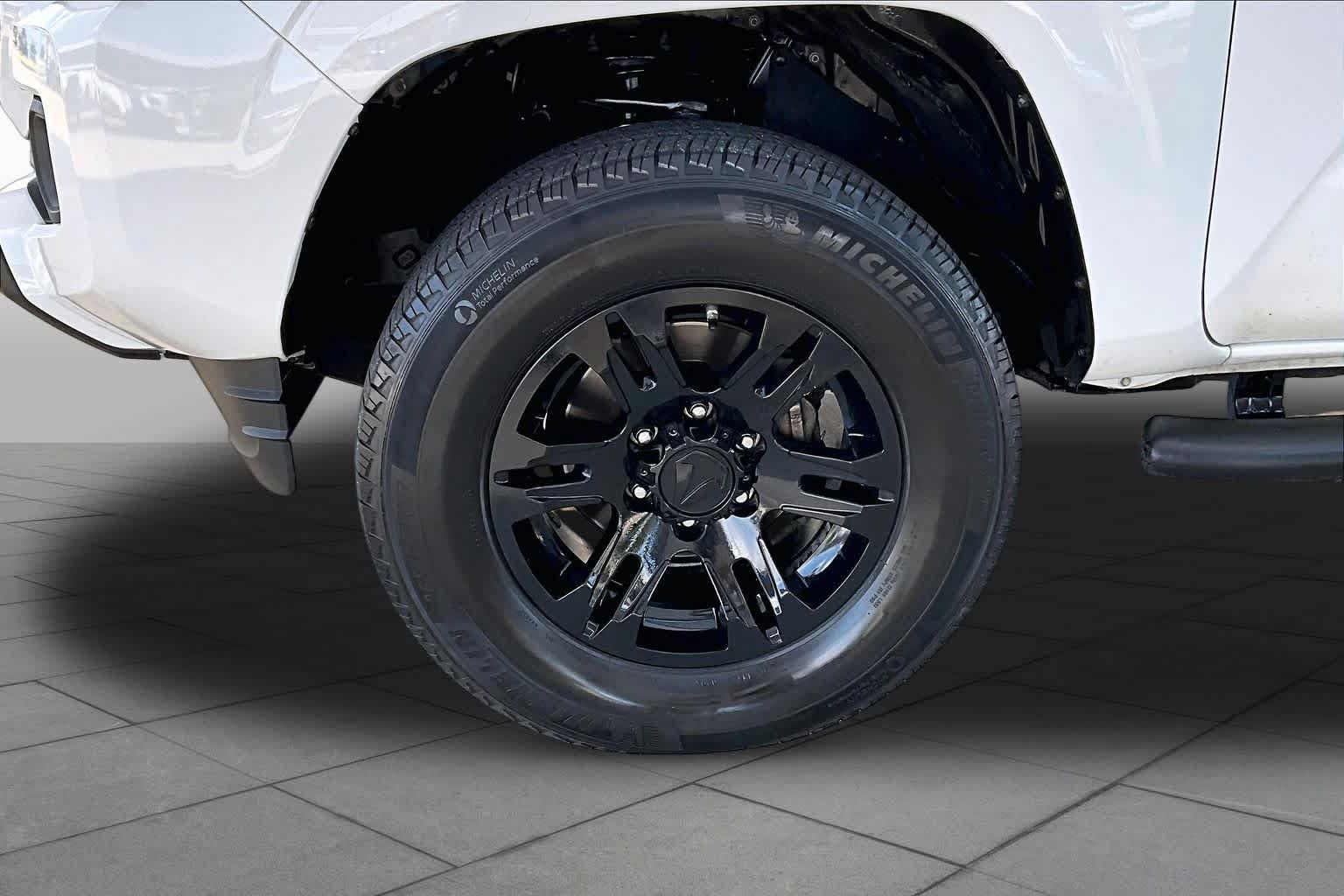 Used 2018 Toyota Tacoma SR w/ SR Convenience Package RWD image 9