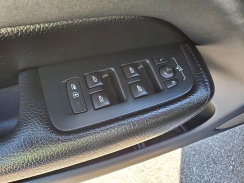 Used 2019 Volvo XC60 T5 Momentum w/ Multimedia Package image 18