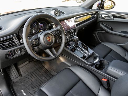 Certified 2026 Porsche Macan image 4