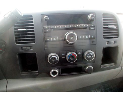 Used 2009 GMC Sierra 1500 W/T w/ SL Package image 9