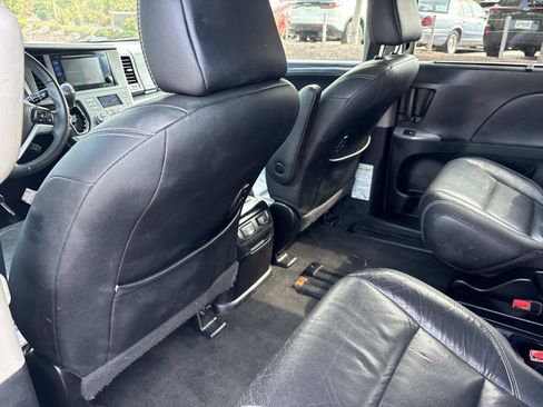 Used 2017 Toyota Sienna SE Premium FWD image 32