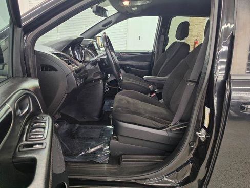 Used 2018 Dodge Grand Caravan SE FWD image 17