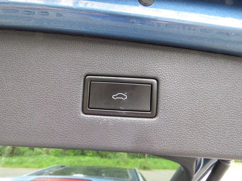 Used 2020 Volkswagen Tiguan SEL AWD/4WD image 18