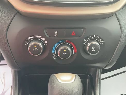 Used 2016 Jeep Cherokee Sport FWD image 27