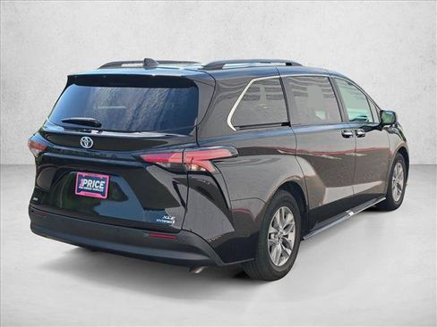 Used 2022 Toyota Sienna XLE w/ XLE Plus Package AWD/4WD image 4