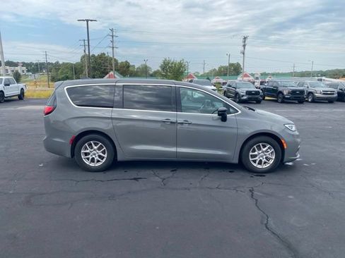 Used 2025 Chrysler Pacifica Select FWD image 7